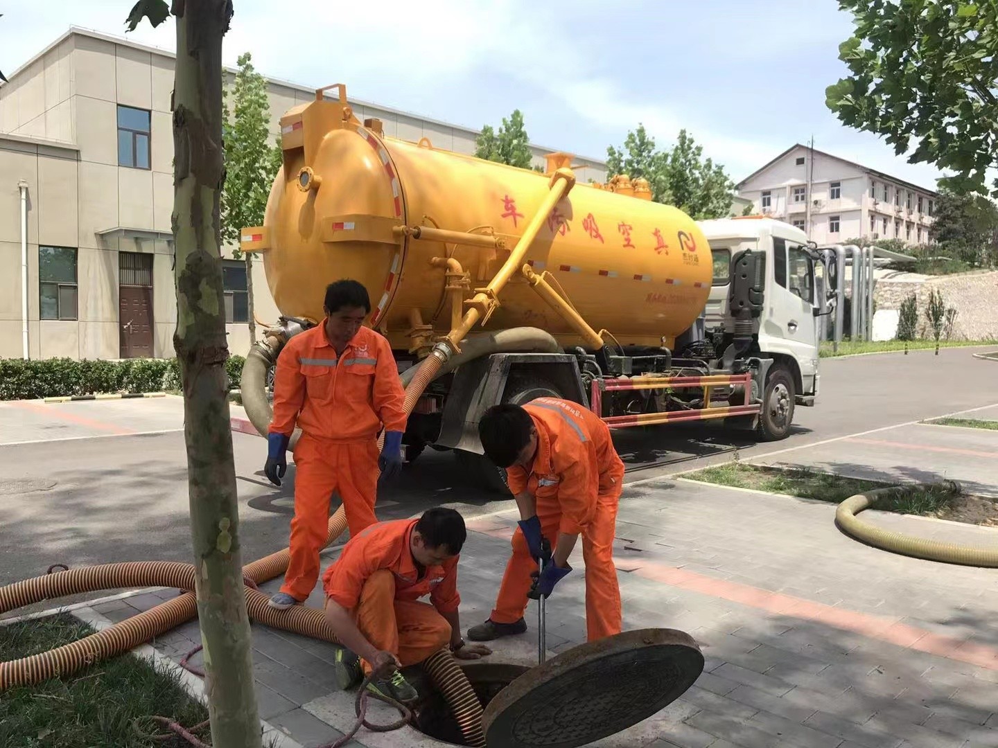 西工管道疏通车停在窨井附近