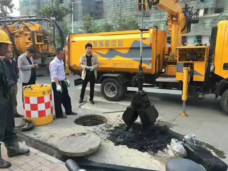 西工街道：网格员化身“清道夫”，为民解忧疏通“堵心”化粪池