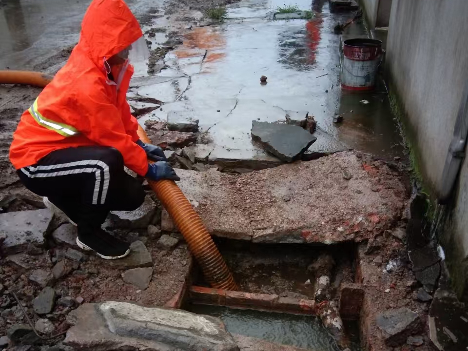 西工专业清理污水池 炜誉市政以规范流程守护城市 “肠道”