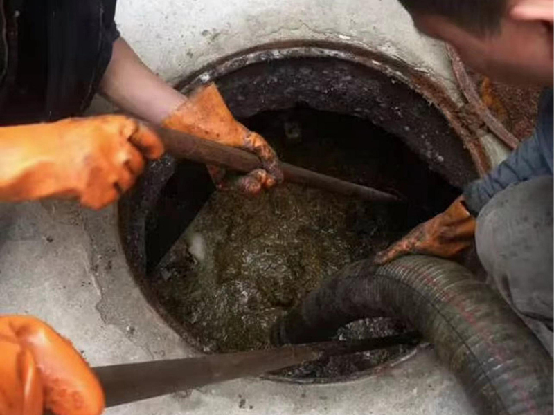 西工清理化粪池时如何避免沼气的危害?